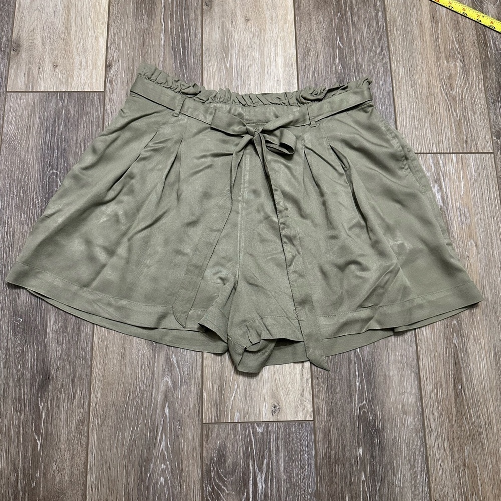 🛍️ American Eagle 100% viscose soft shorts with ties belt.